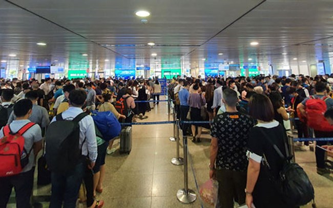 Tìm giải pháp xử lý tình trạng ùn tắc ở khu vực làm thủ tục xuất nhập cảnh sân bay Tân Sơn Nhất
