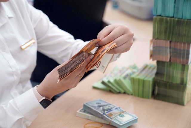 NHNN giảm thêm lãi suất điều hành từ 0,3-0,5%/năm để tháo gỡ khó khăn cho doanh nghiệp, hỗ trợ phục hồi tăng trưởng