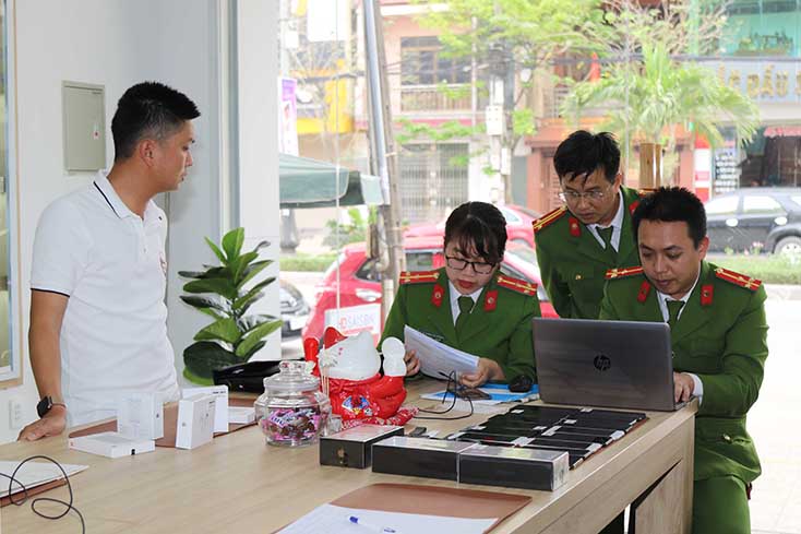 Có hay không việc công an tự ý lục soát?