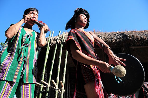 Các họa tiết hoa văn trên trang phục của người Tà Ôi