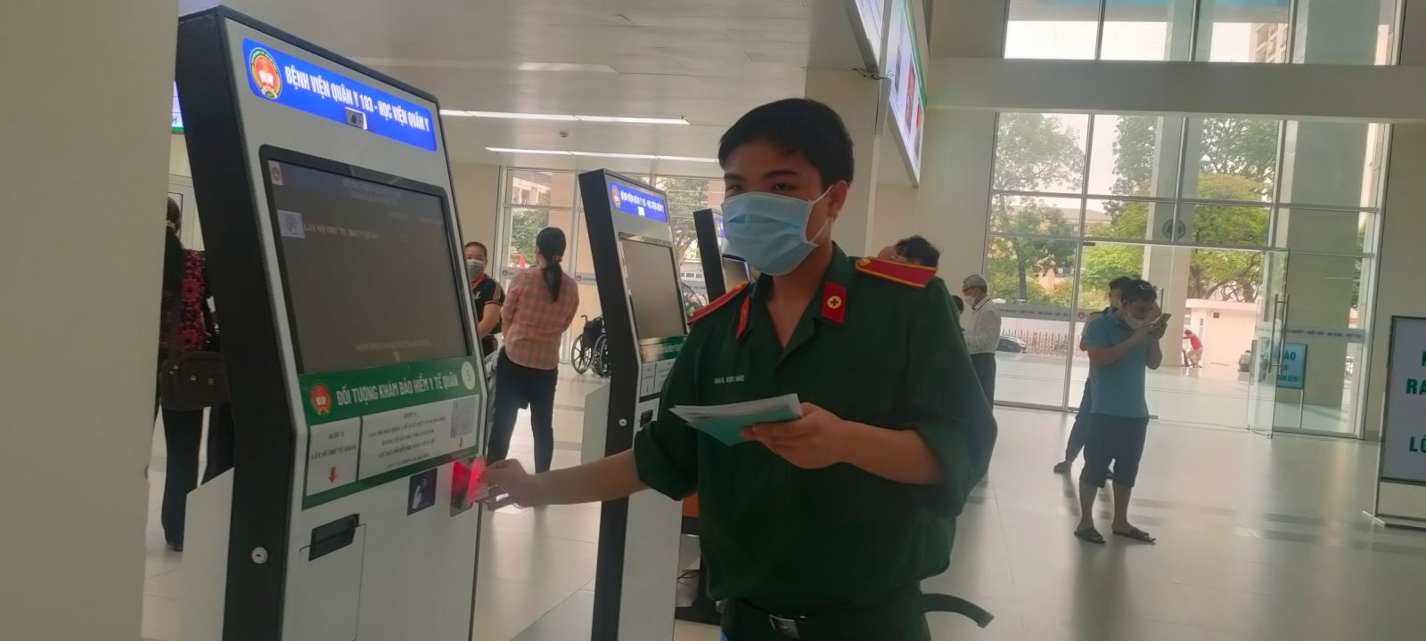 Trường hợp quân nhân khám, chữa bệnh vượt tuyến có được hưởng BHYT không?