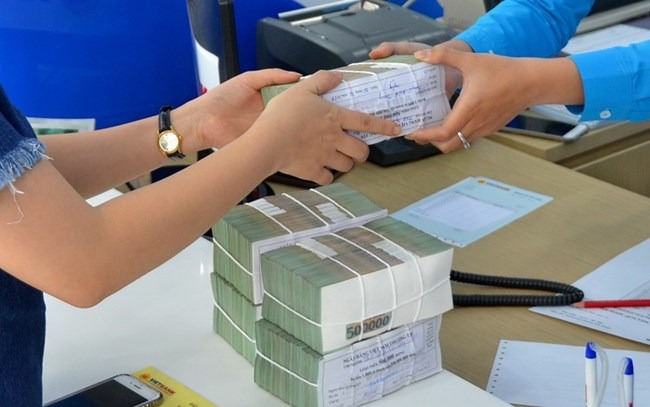Bộ Tài chính cấm các ngân hàng bán bảo hiểm liên kết đầu tư trước và sau giải ngân 60 ngày, nhằm hạn chế tình trạng ép khách mua bảo hiểm kèm khoản vay