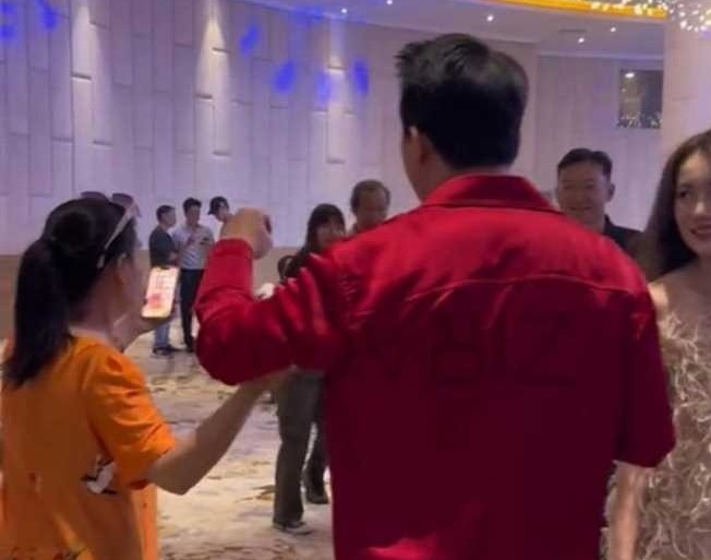 Lộ clip Trấn Thành hất tay khán giả xin chụp ảnh, hành động gây "bão" cộng đồng mạng