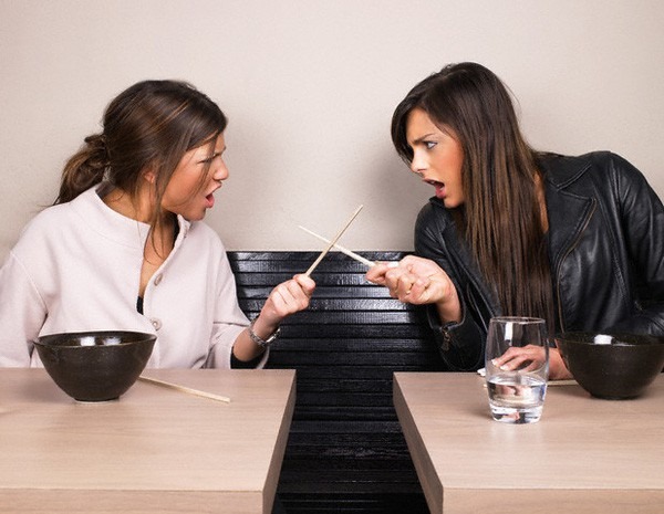 Chị em dâu nấu trâu thủng nồi