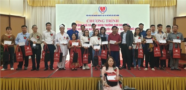 368 đại biểu là điển hình tiên tiến dự Hội nghị biểu dương người khuyết tật, trẻ mồ côi và người bảo trợ tiêu biểu toàn quốc