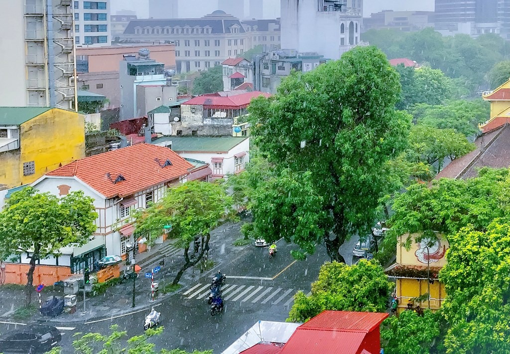 Dự báo thời tiết ngày 22/4: Hà Nội có mưa rào và dông, trưa chiều trời nắng