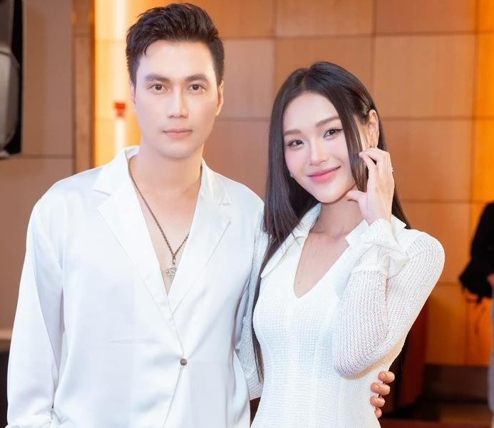 Hậu phủ nhận tin đồn với Quỳnh Kool, Việt Anh lại tiếp tục tình tứ bên người mới