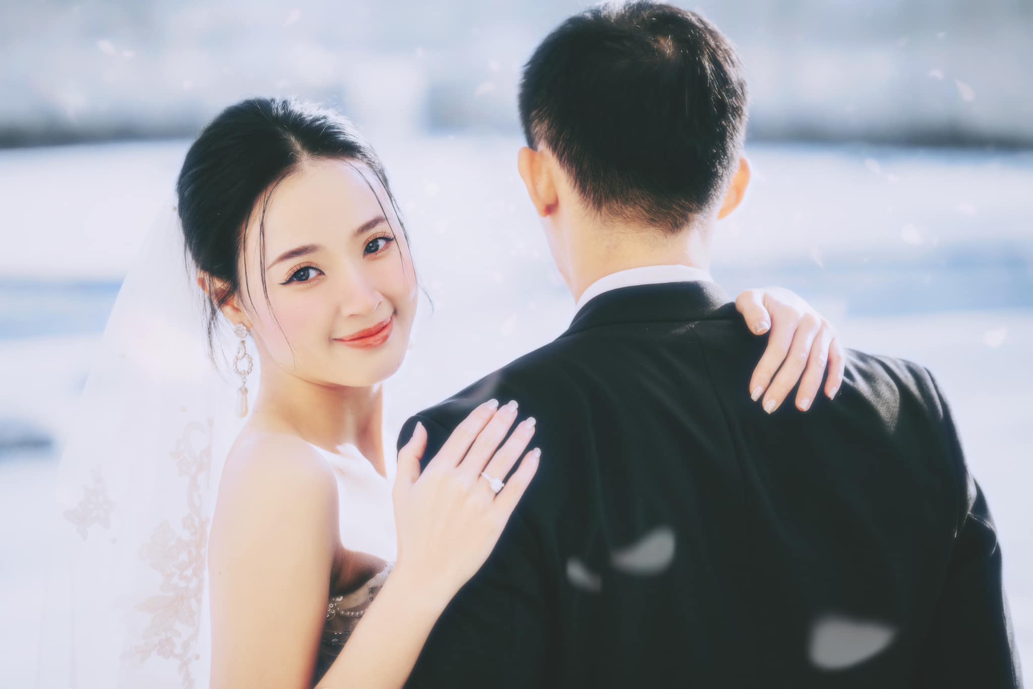 Midu tung bộ ảnh cưới giữa khung cảnh tuyết phủ trắng xóa tại Pháp, dân tình xuýt xoa khen cặp dâu rể