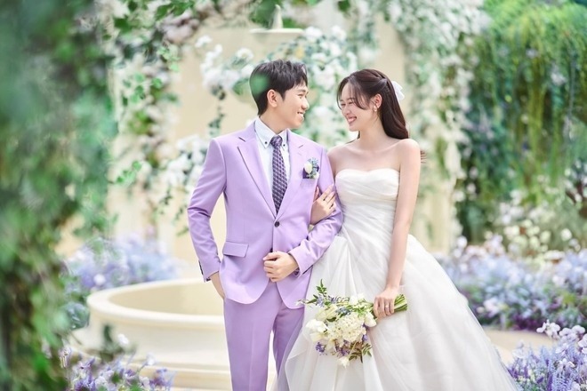 Anh Đức và bà xã tung ảnh cưới tràn ngập sắc hoa, chi tiết lạ khiến dân tình tò mò