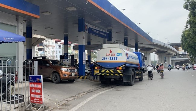 Giá xăng có thể tiếp tục tăng lần thứ 13 liên tiếp cán mốc 33000 đồng/lít