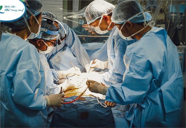 Chủ tịch nước Nguyễn Xuân Phúc biểu dương Bệnh viện Nhi Trung ương ghép gan thành công cho bệnh nhân 9 tuổi