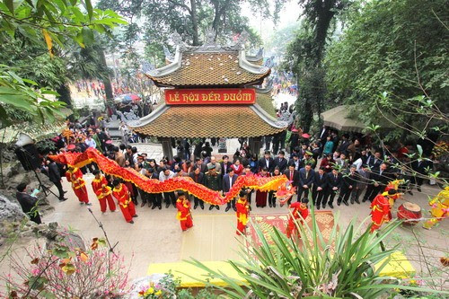Đầu xuân trảy hội đền Đuổm