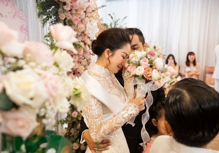 Từng bị gia đình chồng cấm cản khi mang bầu, Khánh Thi giờ được bà ngoại Phan Hiển 'chống lưng'