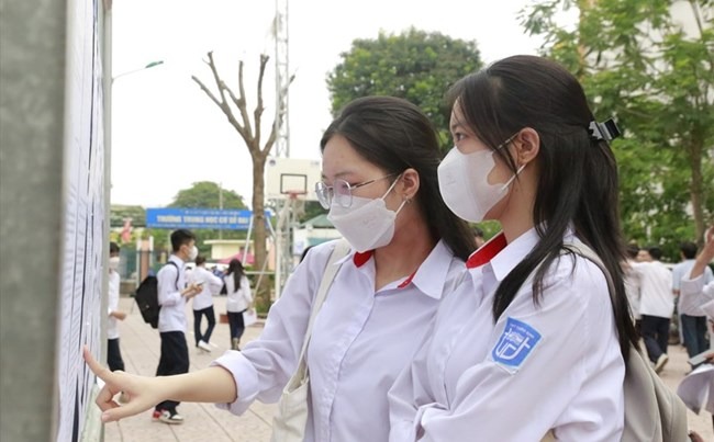 Bộ GD-ĐT lùi thời gian công bố điểm trúng tuyển đại học. Trước 17 giờ ngày 24-8, các trường đại học sẽ công bố điểm chuẩn đại học 2023