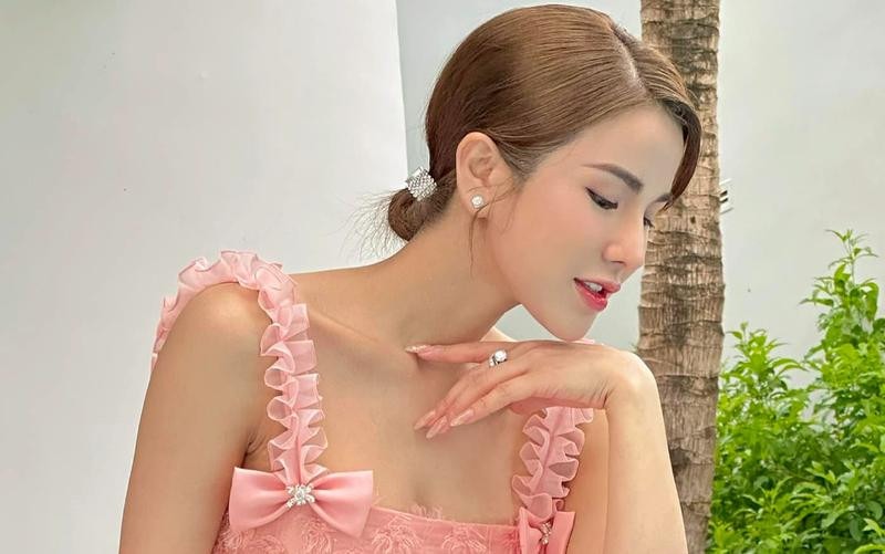Đăng dòng trạng thái ẩn ý việc "mỉm cười vượt qua nỗi đau", Diệp Lâm Anh khiến dân tình lo lắng