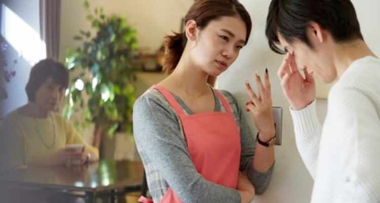 Mắc kẹt giữa mẹ và vợ