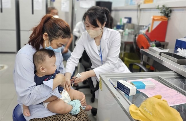  185.000 liều vaccine 5 trong 1 sẽ chuyển ngay cho 49 tỉnh, thành phố để tiêm chủng cho trẻ