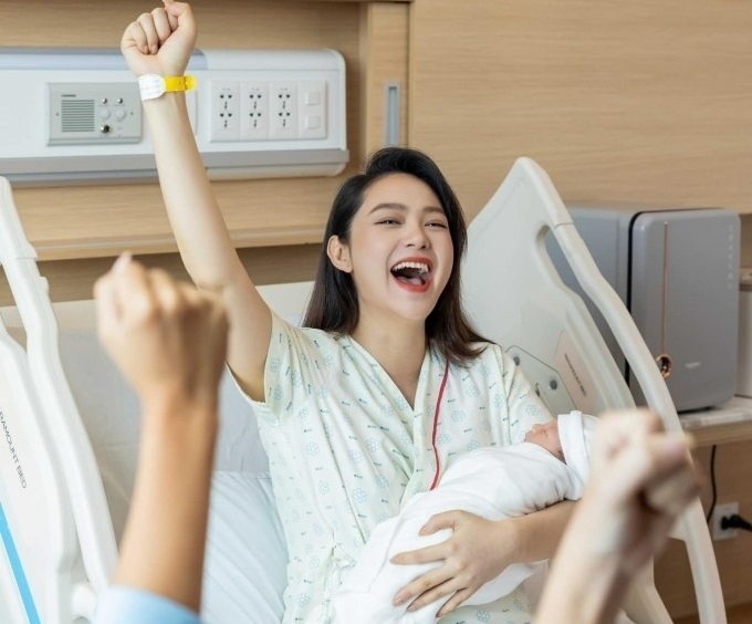 Minh Hằng hạ sinh quý tử, Mai Phương Thúy, Đông Nhi xếp hàng "xin vía"