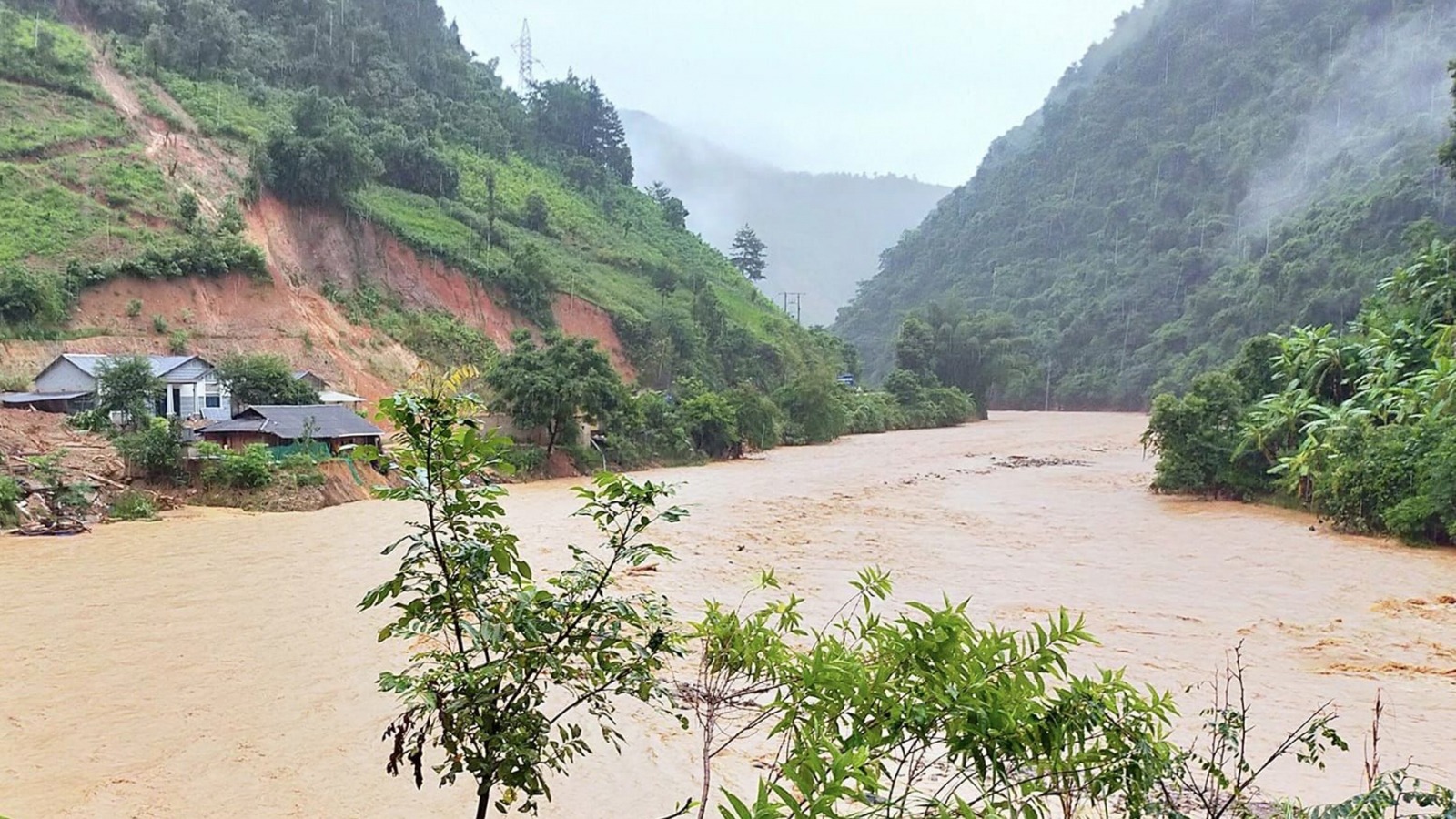 Dự báo thời tiết ngày 9/8: Mưa dông tiếp diễn ở miền Bắc, đề phòng lũ quét, sạt lở đất