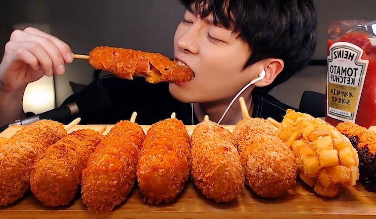 Những video mukbang tác động gì đến chuyện ăn uống của giới trẻ?