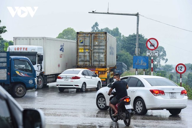 Bắc Ninh: Đường đê “oằn mình” gánh xe né trạm thu phí
