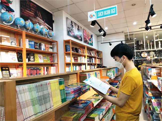 Giá sách giáo khoa mới tăng cao: Cần ưu tiên nội dung tốt, hơn là hình thức đẹp