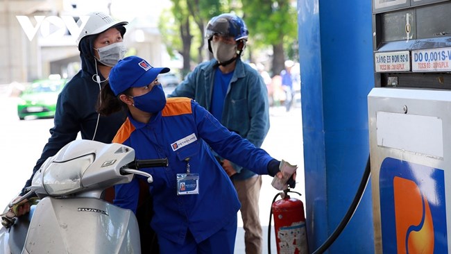 Người dân, doanh nghiệp “xoay xở’ với giá xăng tăng